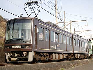 2000形 標準色 (2001) 江ノ島電鉄 稲村ヶ崎〜七里ヶ浜