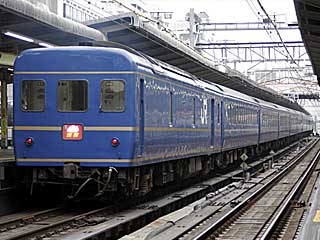 寝台特急「出雲」 24系電源車 金帯 (カニ24-112) JR東海道本線 横浜