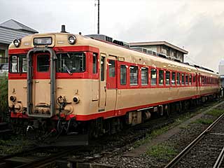 キハ28形2000番台 国鉄色 (キハ28-2371) JR米坂線 米沢